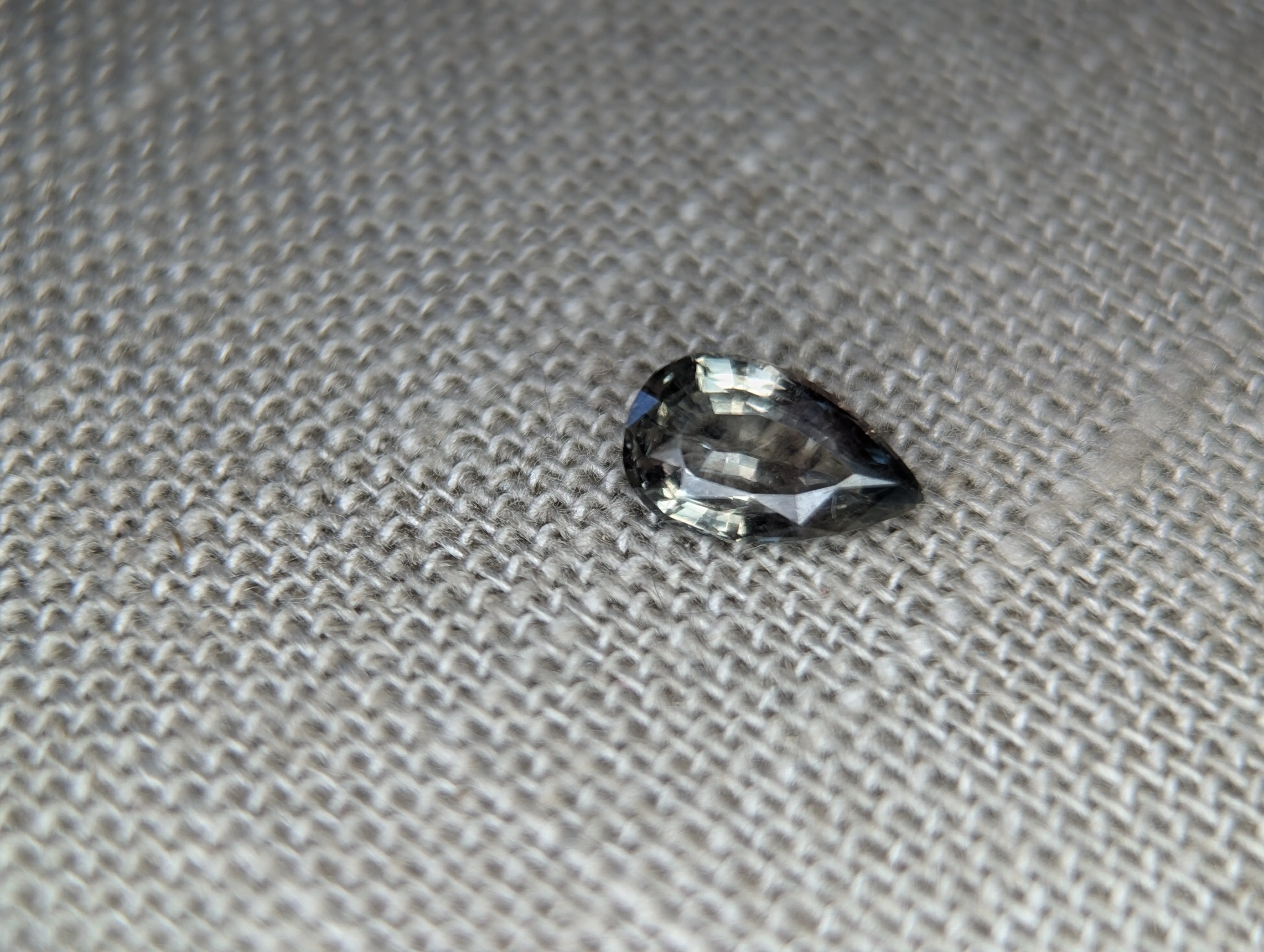 1.51ct PEAR SHAPED GREEN/GREY MONTANA SAPPHIRE