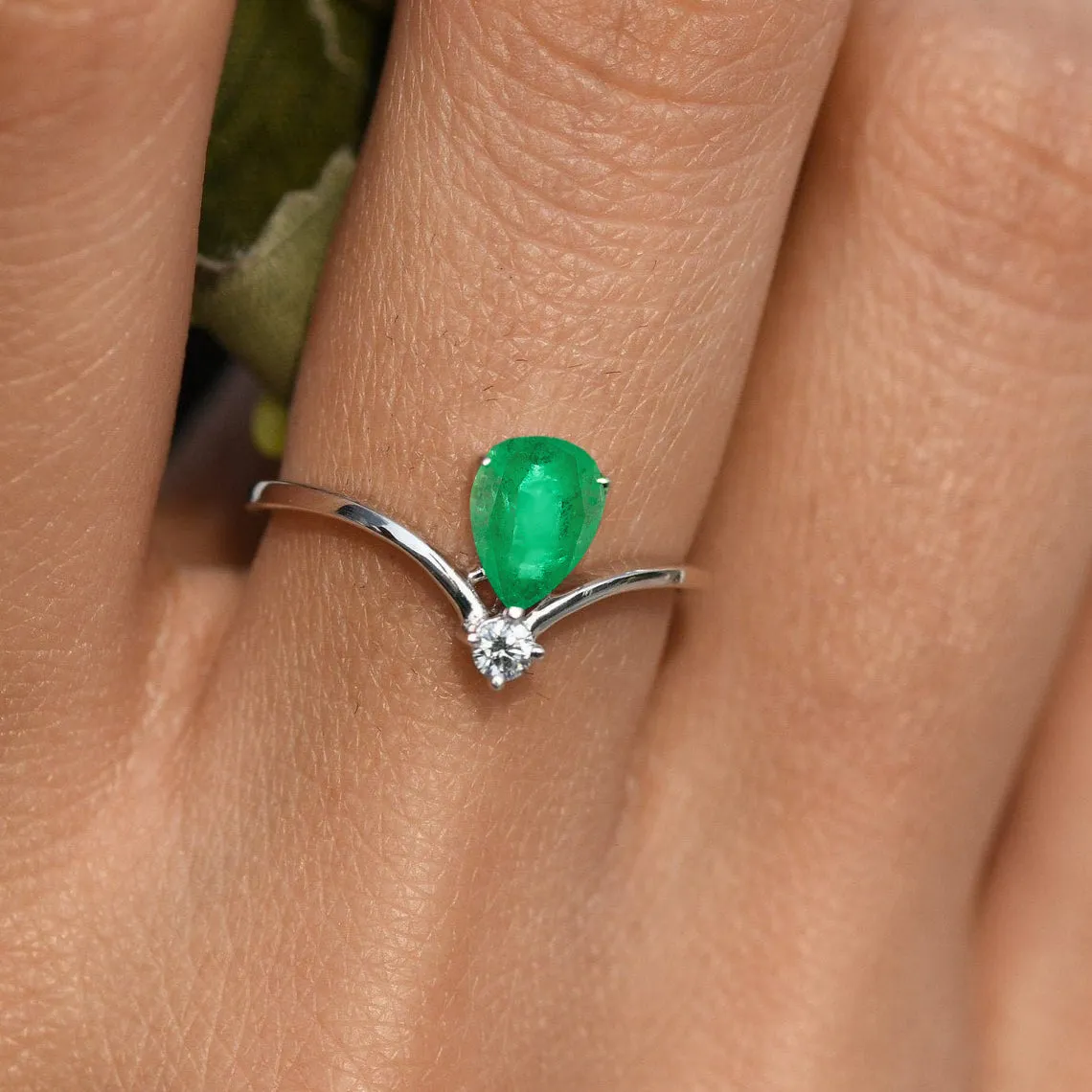 Dazzling Star Emerald Ring