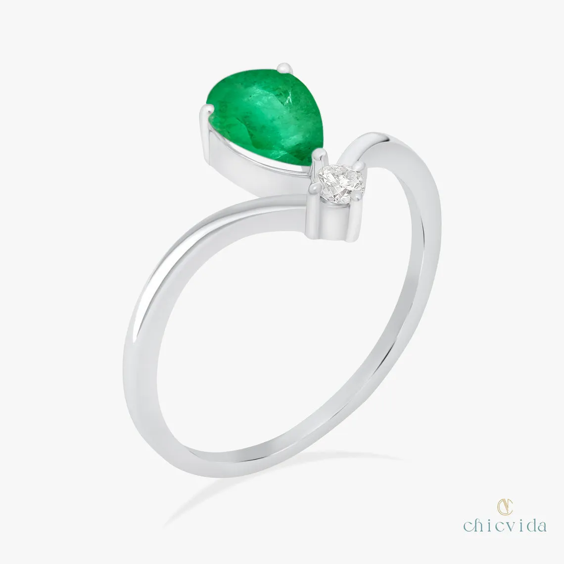 Dazzling Star Emerald Ring
