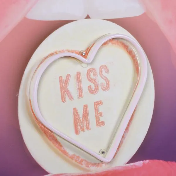 LED Neon Hot Lips: Kiss Me Wall Art