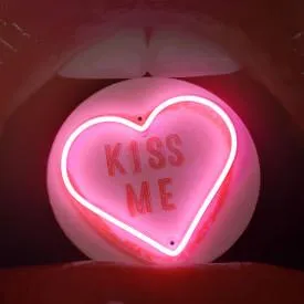 LED Neon Hot Lips: Kiss Me Wall Art