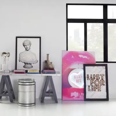 LED Neon Hot Lips: Kiss Me Wall Art